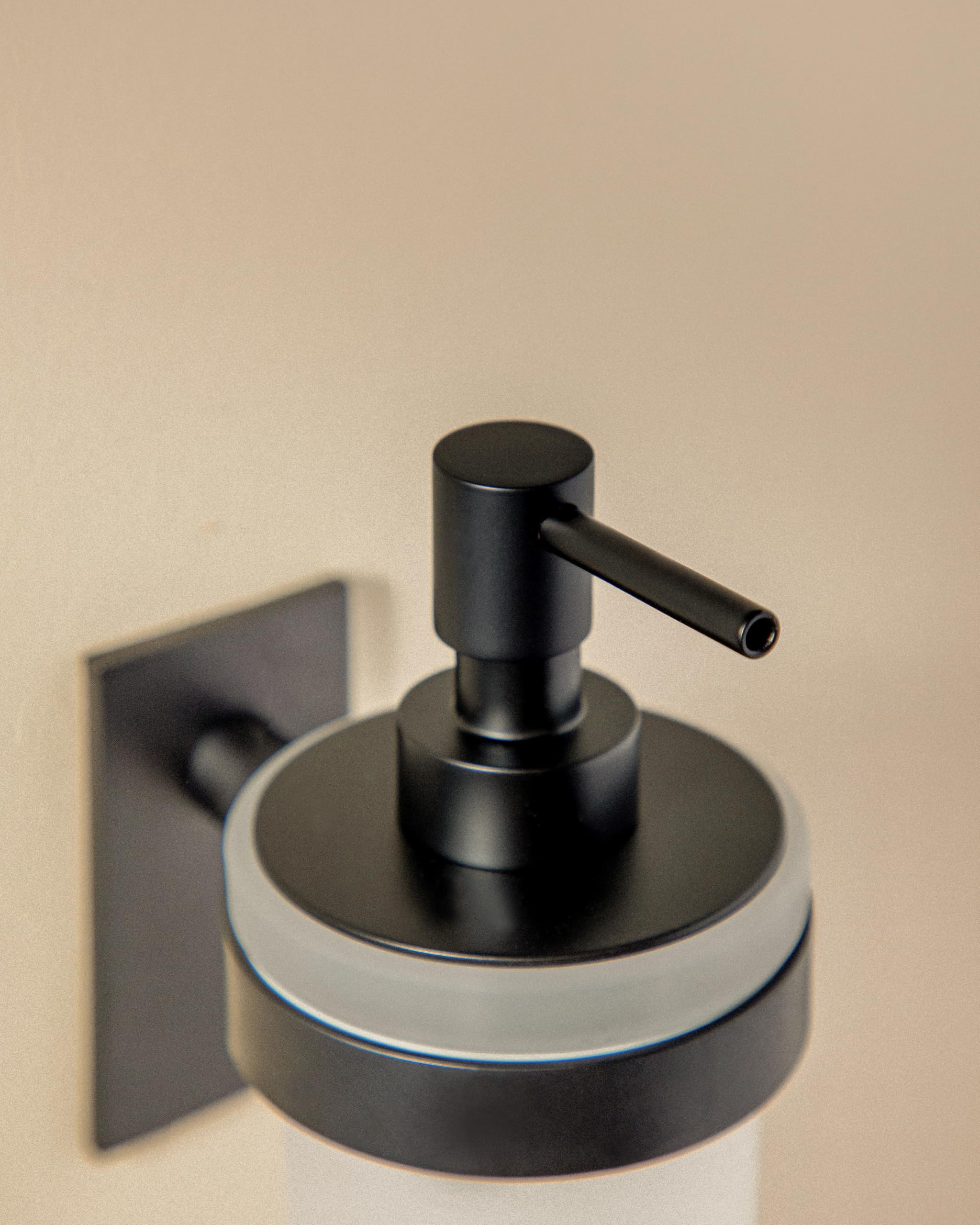 cosmic-project-seifenspender-schwarz-matt-200-ml image 3