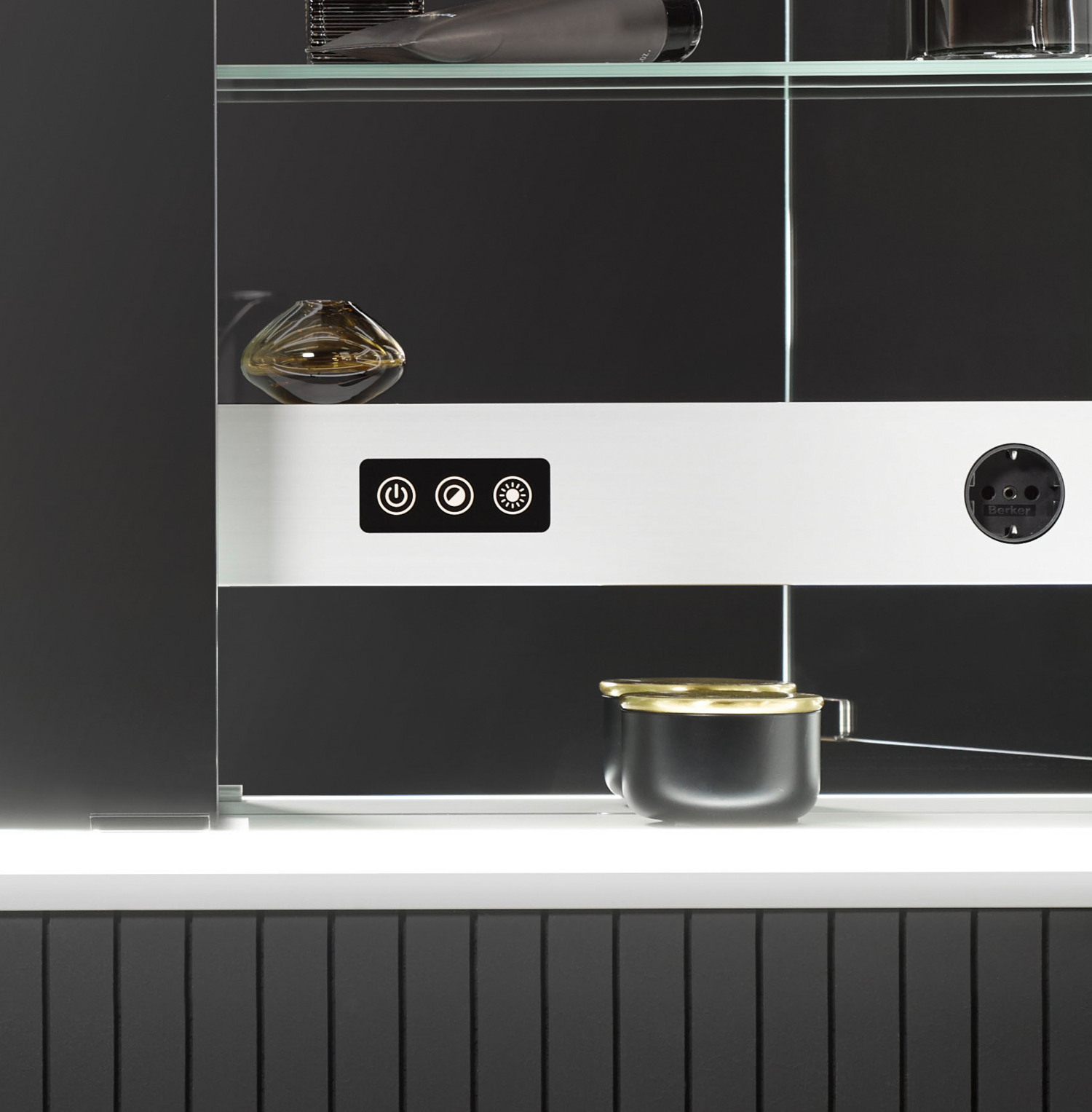 frasco-centric-led-spiegelschrank-130-cm-aluminium-aufputz image 4
