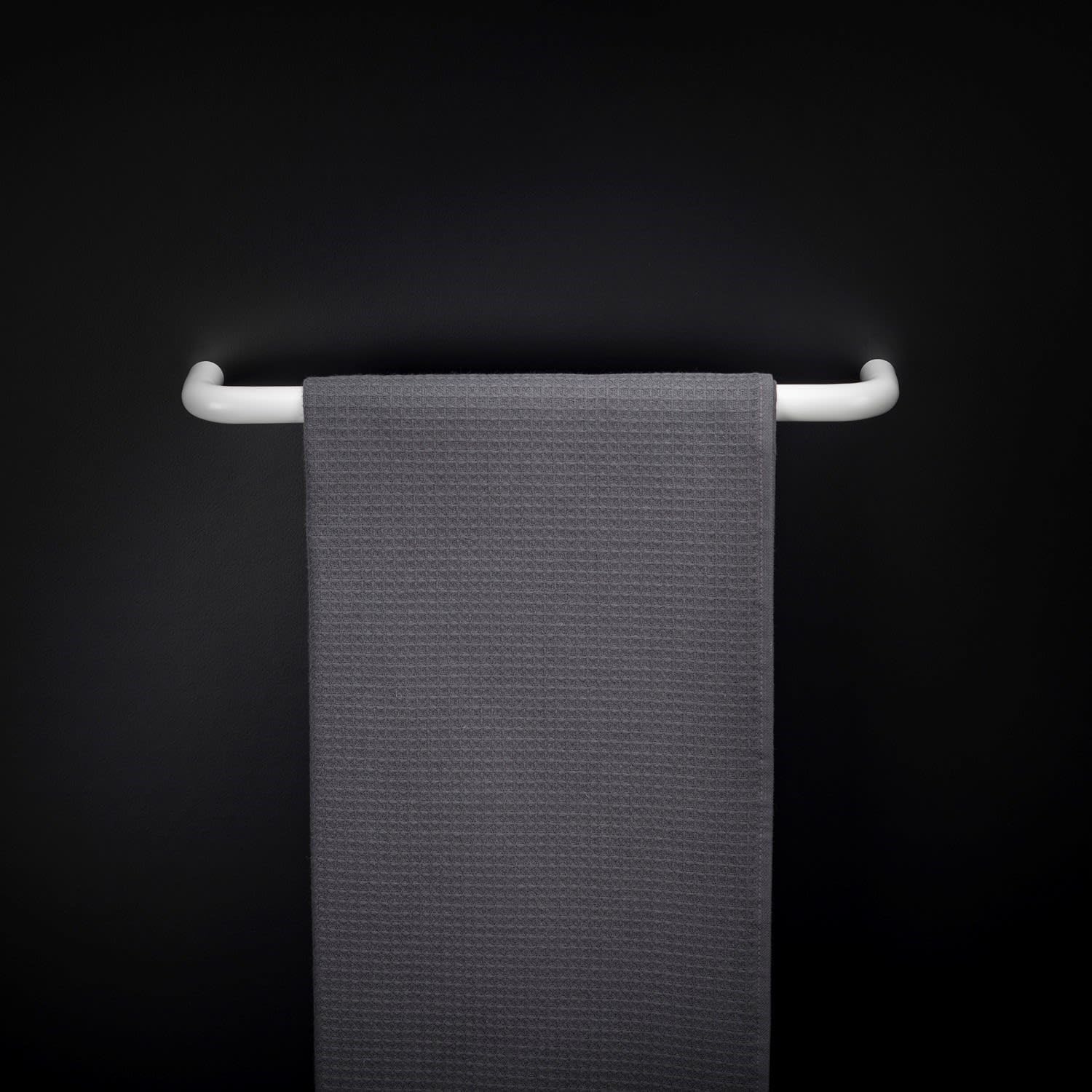 cosmic-b-w-toilettenpapierhalter-mit-deckel-wei-matt-40-cm image 3