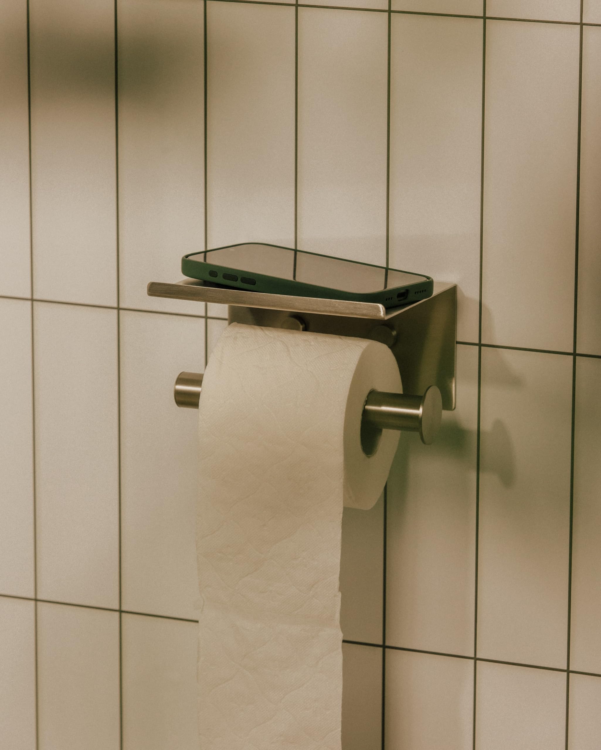 cosmic-architect-s-toilettenpapierhalter-mattschwarz-mit-deckel image 5